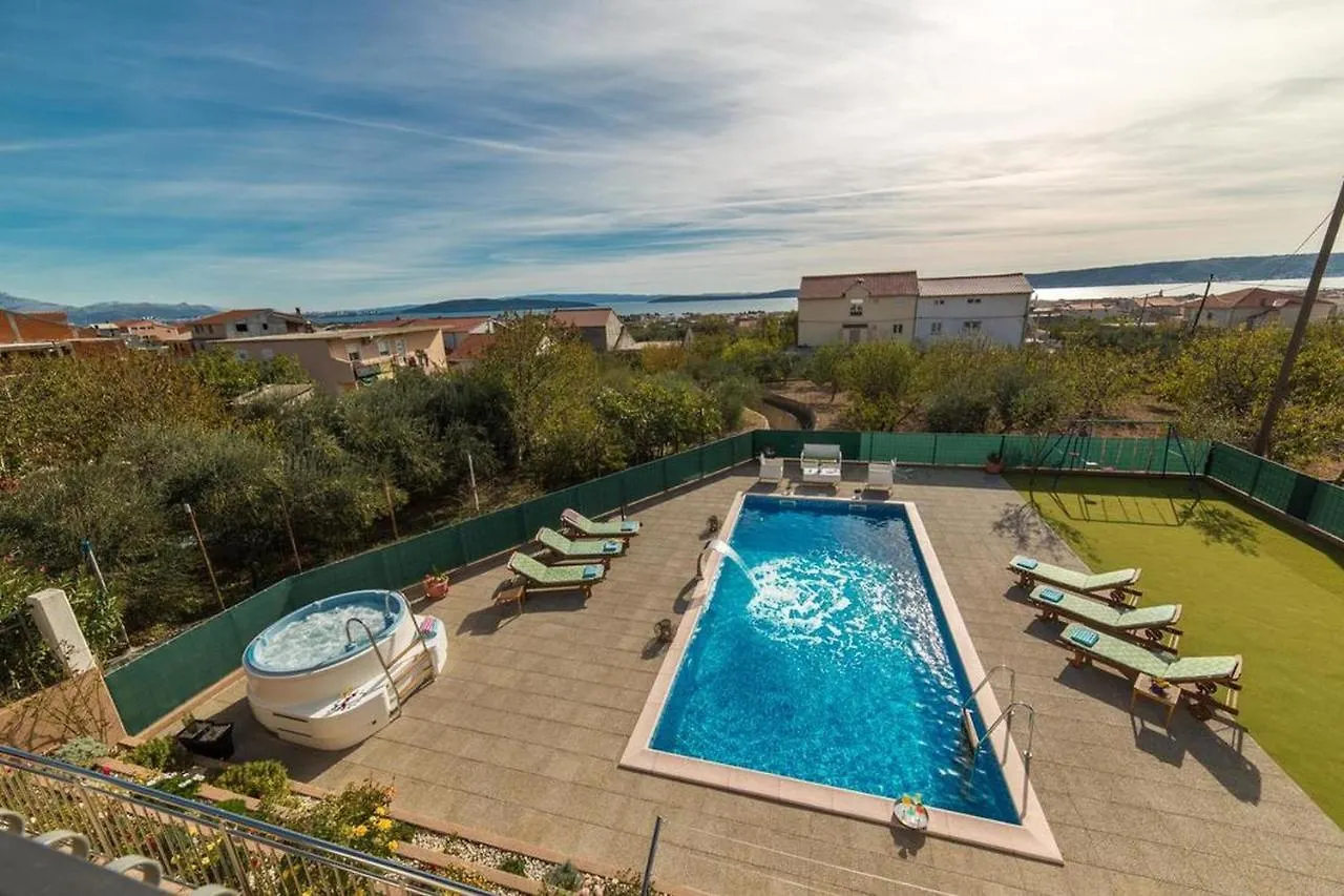 Holiday Home Mirador Kastel Stari