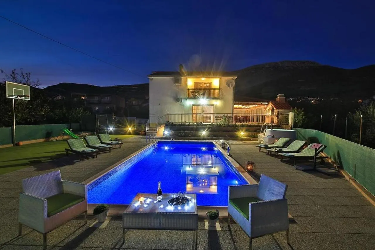 Holiday Home Mirador Kastel Stari Croatia