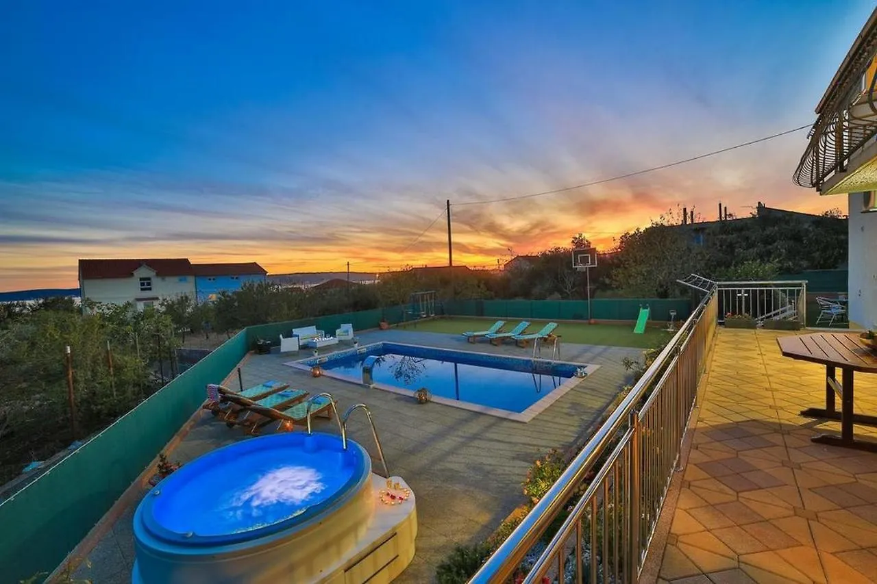 Holiday Home Mirador Kastel Stari