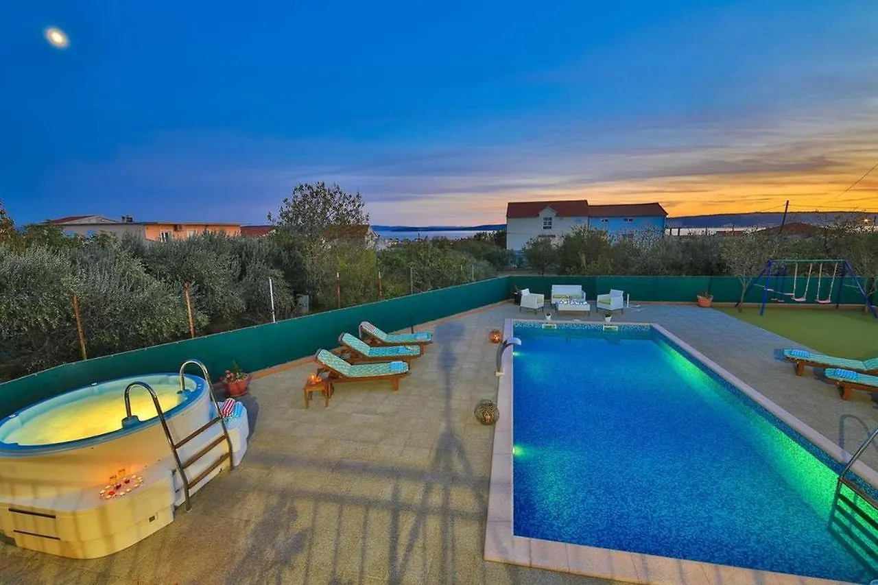 Holiday Home Mirador Kastel Stari