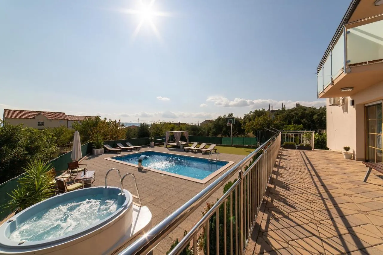 Holiday Home Mirador Kastel Stari